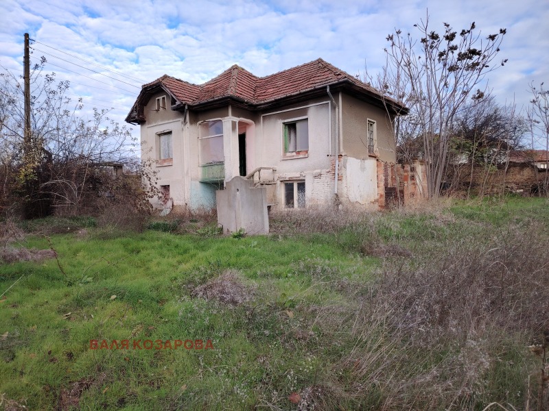 Продава КЪЩА в област Плевен, с. Вълчитрън - 80 кв.м / 8 000 € » 15 646.64 лв., ВАЛЯ КОЗАРОВА