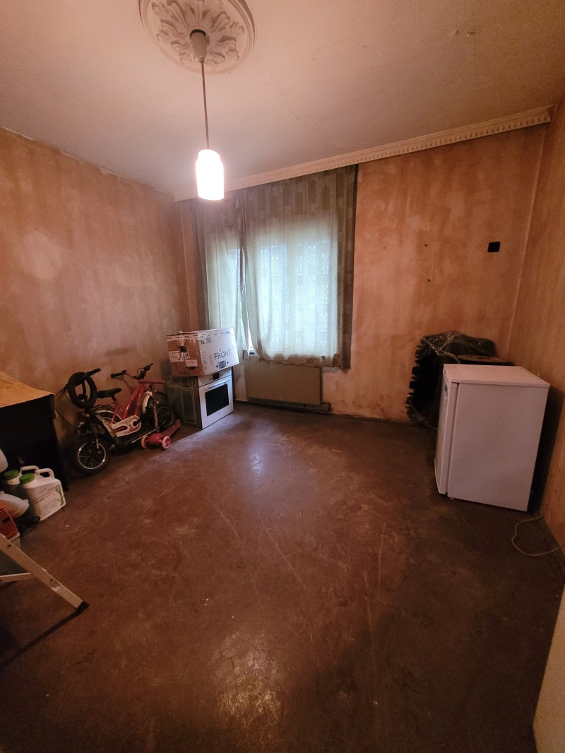 Продава ЕТАЖ ОТ КЪЩА, гр. Плевен, Сторгозия, снимка 2 - Етаж от къща - 52387759