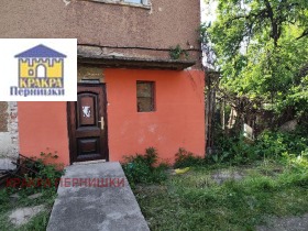 2-стаен град Перник, Твърди ливади 1