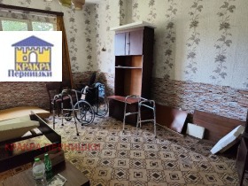 2-стаен град Перник, Твърди ливади 4