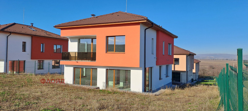 Продава КЪЩА, с. Хераково, област София област