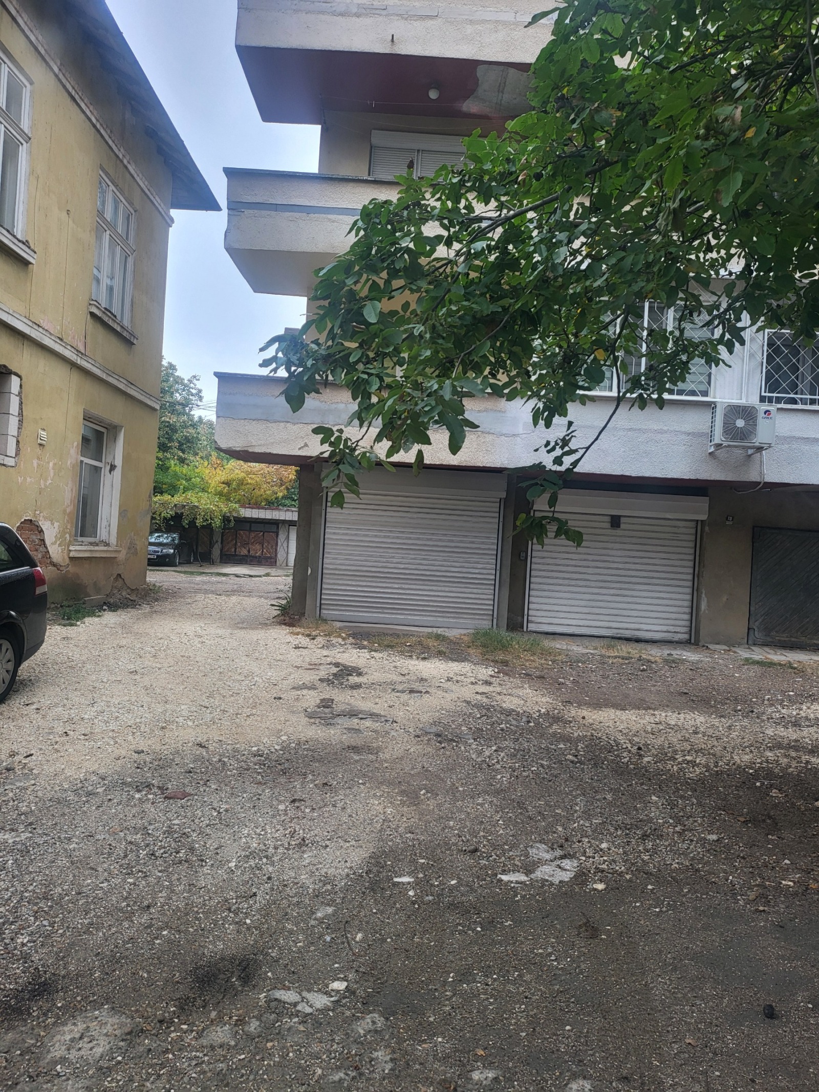 Продава ГАРАЖ, ПАРКОМЯСТО, гр. Плевен, Идеален център