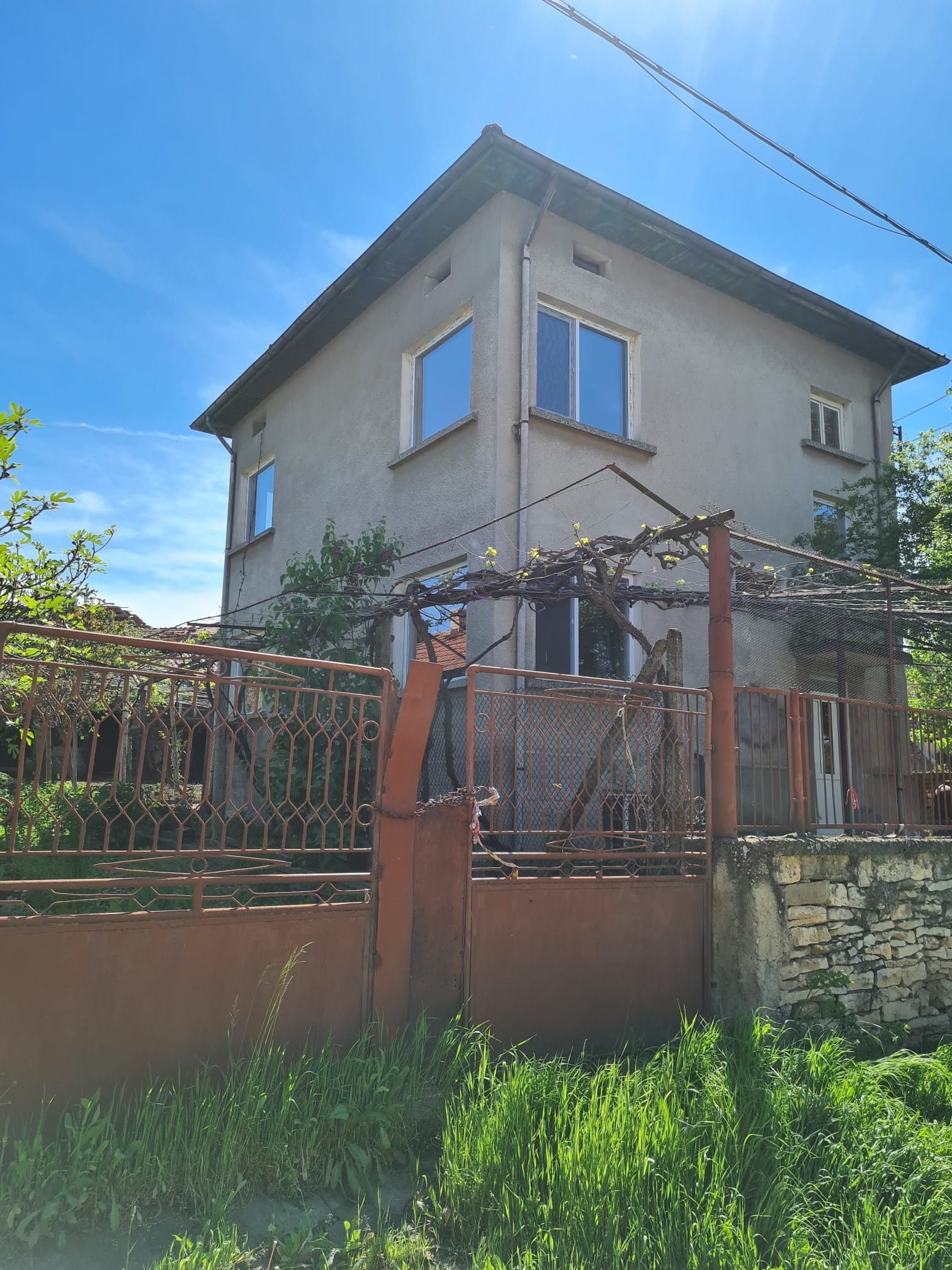 Продава КЪЩА, гр. Луковит, област Ловеч