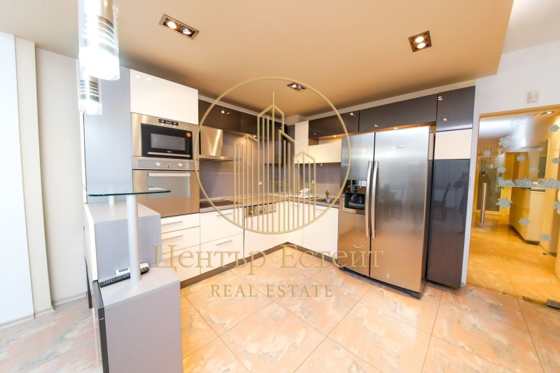 Продава 3-СТАЕН, гр. Плевен, Идеален център, снимка 2 - Апартаменти - 52577366