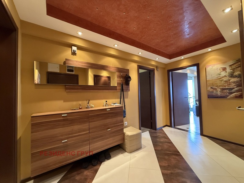 Продава МНОГОСТАЕН, гр. Бургас, Лазур, снимка 2 - Апартаменти - 52442959