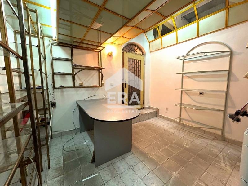 Продава МАГАЗИН, гр. Велико Търново, Център, снимка 2 - Магазини - 54204877