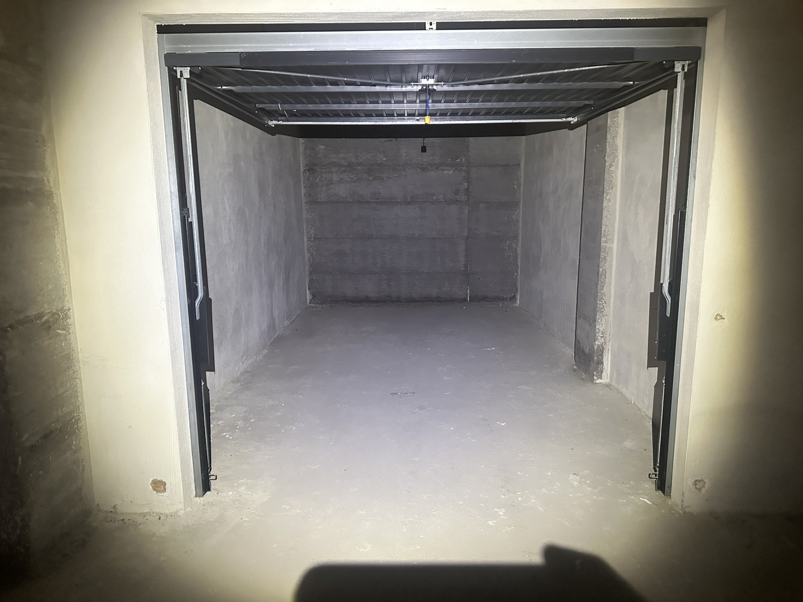 Продава ГАРАЖ, ПАРКОМЯСТО, гр. Кърджали, Възрожденци, снимка 3 - Гаражи и паркоместа - 56158684