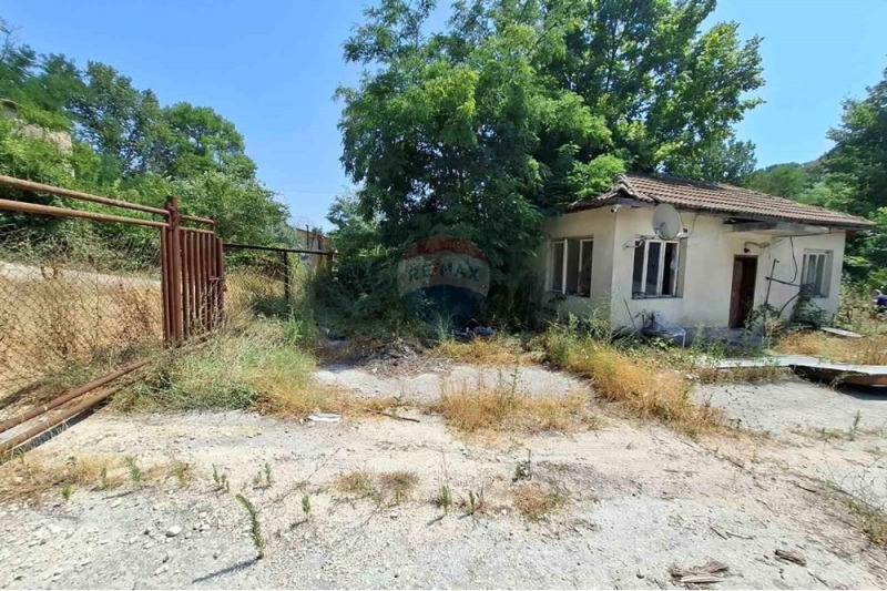 Продава ПРОМ. ПОМЕЩЕНИЕ в област Варна, гр. Долни чифлик - 8076 кв.м / 240 000 € » 469 399.20 лв., РЕМАКС АКТИВ