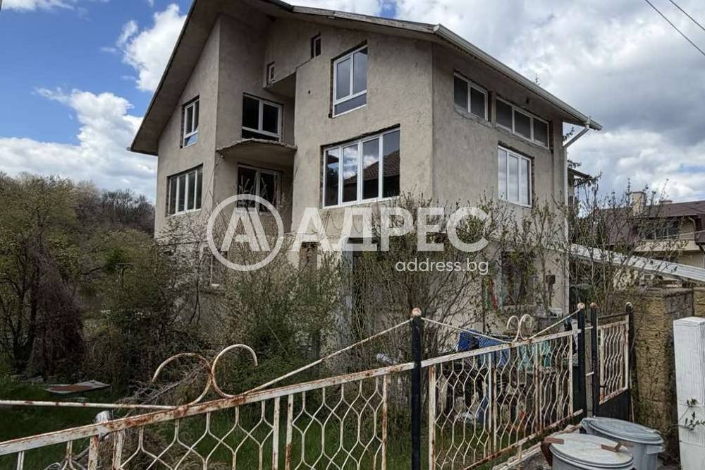 Продава КЪЩА, гр. София, с. Владая