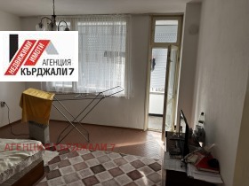 Продажба на двустайни апартаменти в град Кърджали - изображение 10 