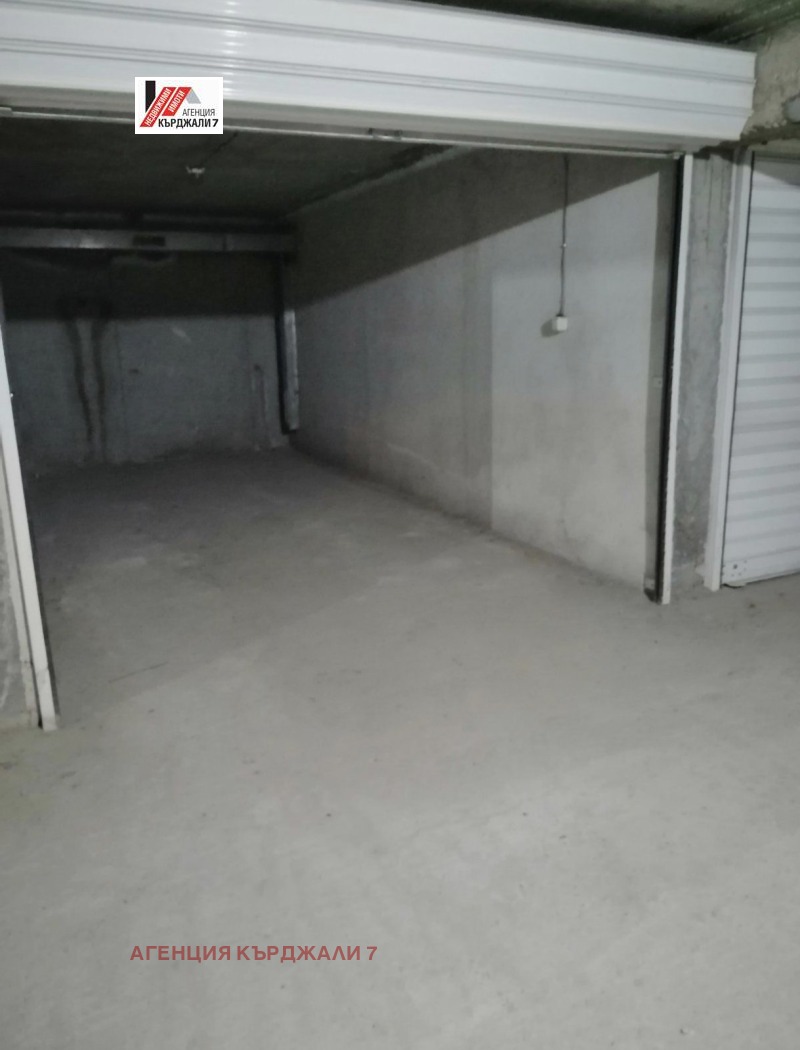 Продава ГАРАЖ, ПАРКОМЯСТО, гр. Кърджали, Център