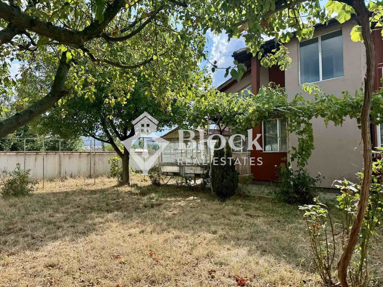 Продава КЪЩА, гр. София, с. Герман, снимка 2 - Къщи - 46743591