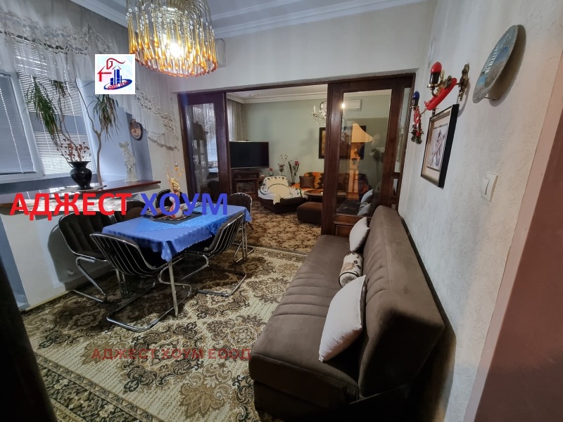 Продава МНОГОСТАЕН, гр. Шумен, 5-ти полк, снимка 1 - Aпартаменти - 49371280