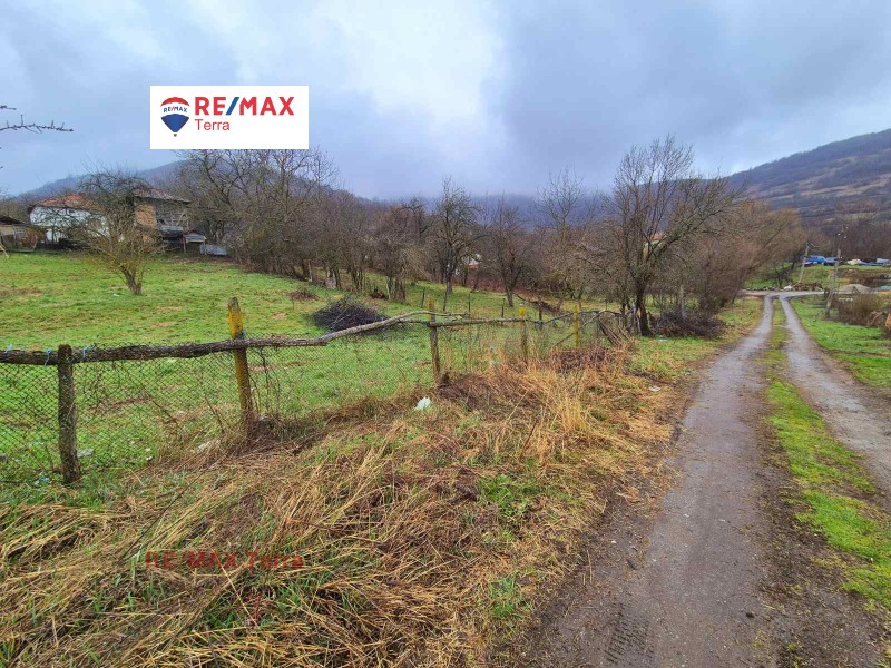 Продава ПАРЦЕЛ в област Ловеч, с. Малка Желязна - 908 кв.м / 8 500 € » 16 624.56 лв., RE/MAX Terra