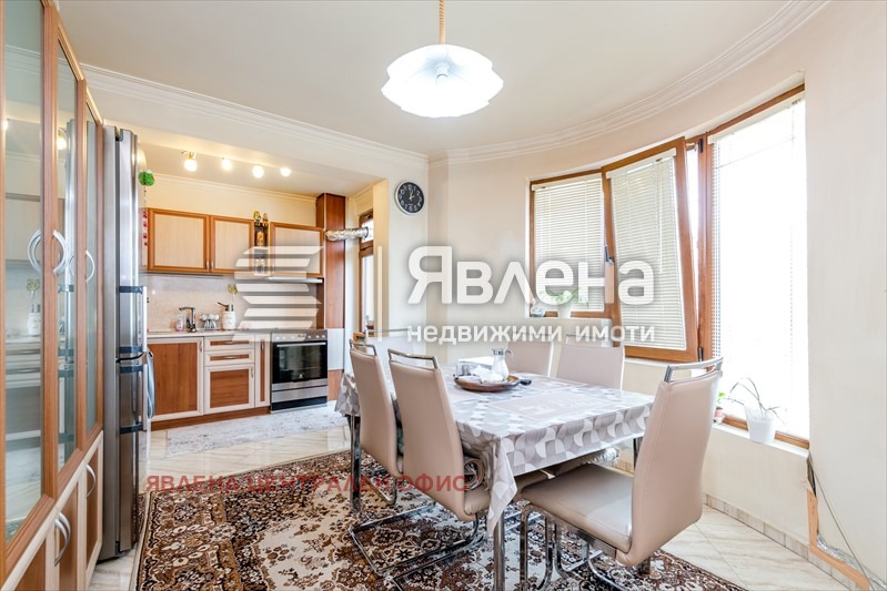 Продава КЪЩА, гр. София, Надежда 4