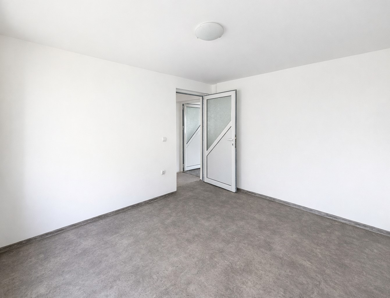 Продава ЕТАЖ ОТ КЪЩА, гр. Дупница, област Кюстендил, снимка 3 - Етаж от къща - 50446224