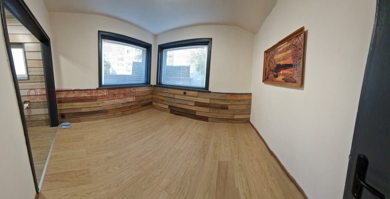 Продава ЕТАЖ ОТ КЪЩА, гр. Добрич, Център, снимка 11 - Етаж от къща - 52784712