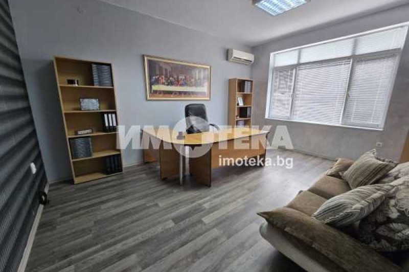 Продава ЕТАЖ ОТ КЪЩА, гр. Пловдив, Център, снимка 3 - Етаж от къща - 47644558