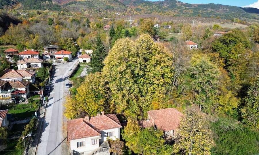 Продава КЪЩА, гр. Априлци, област Ловеч, снимка 2 - Къщи - 55508331