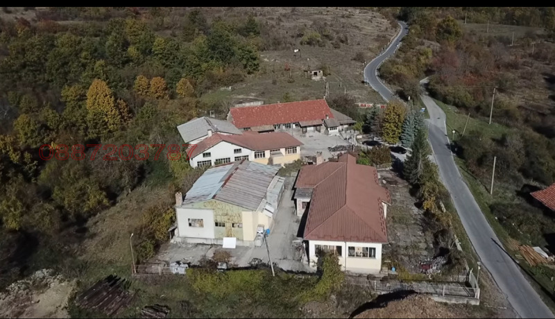 Продава ПРОМ. ПОМЕЩЕНИЕ в област Габрово, с. Черновръх - 5616 кв.м / 336 960 € » 659 036.48 лв.