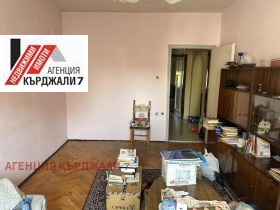 Продава 3-стаен град Кърджали Център - [1] 