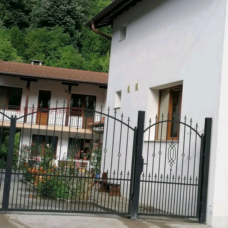 Продава ХОТЕЛ, с. Балканец, област Ловеч