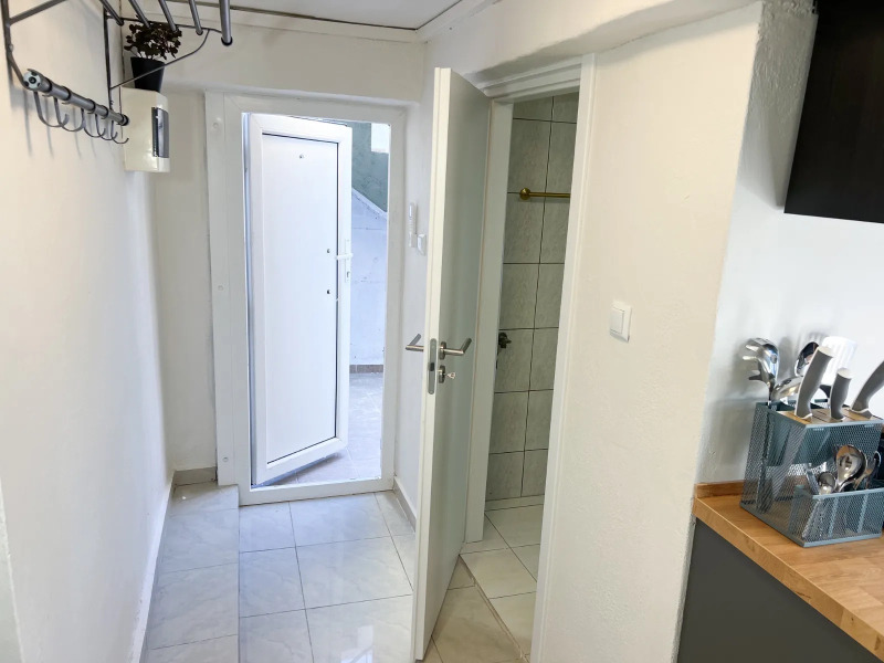Продава 1-СТАЕН, гр. Велико Търново, Център, снимка 6 - Апартаменти - 54411749