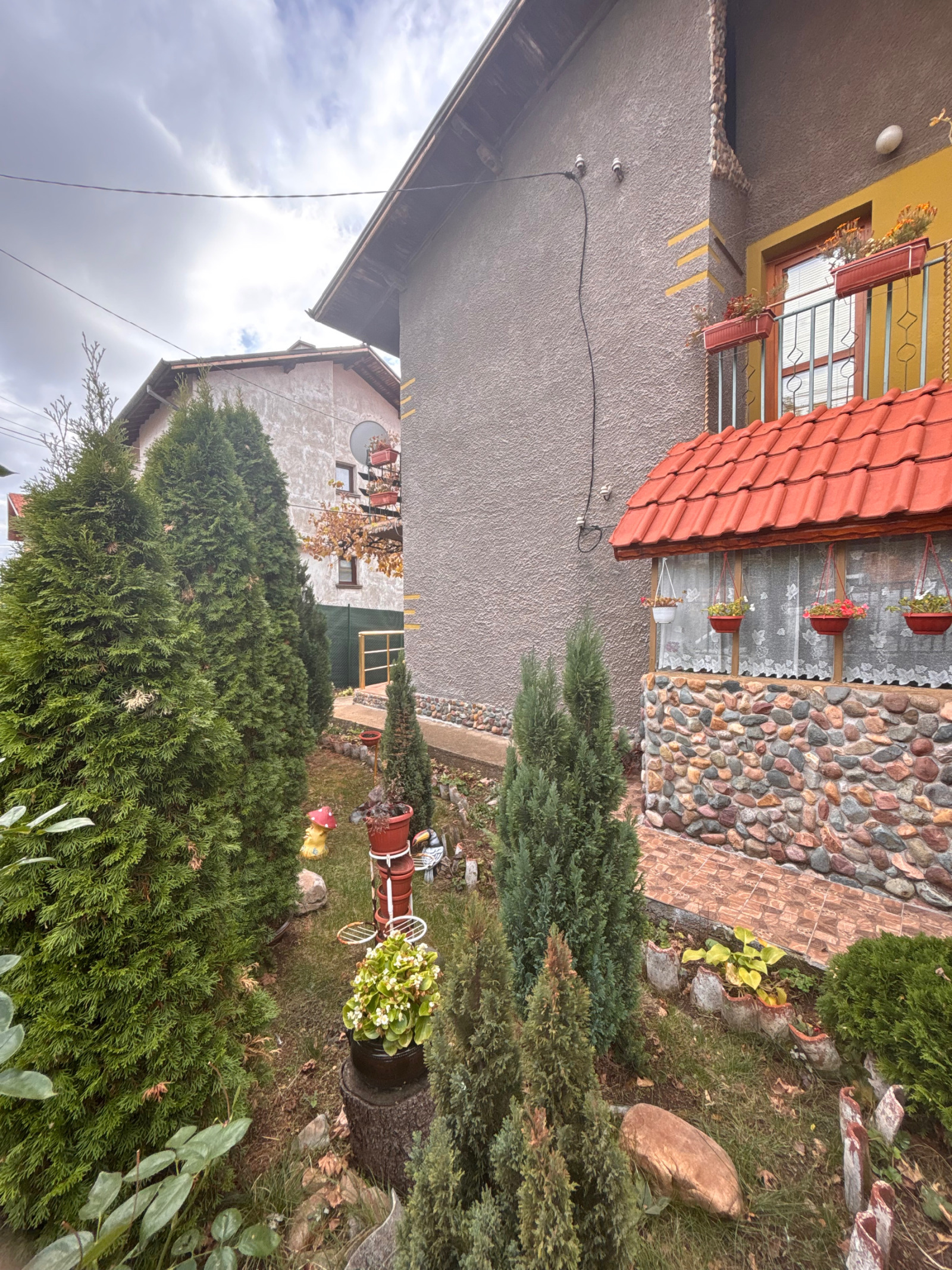 Продава КЪЩА, гр. Радомир, област Перник, снимка 2 - Къщи - 56744060