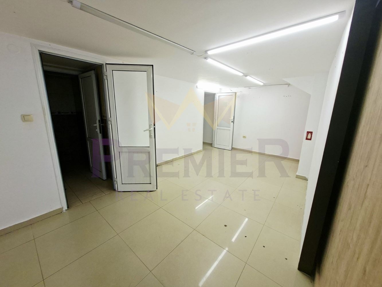 Продава МАГАЗИН, гр. Варна, ЖП Гара, снимка 4 - Магазини - 55260694