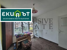 Studie Kolhozen pazar, Varna