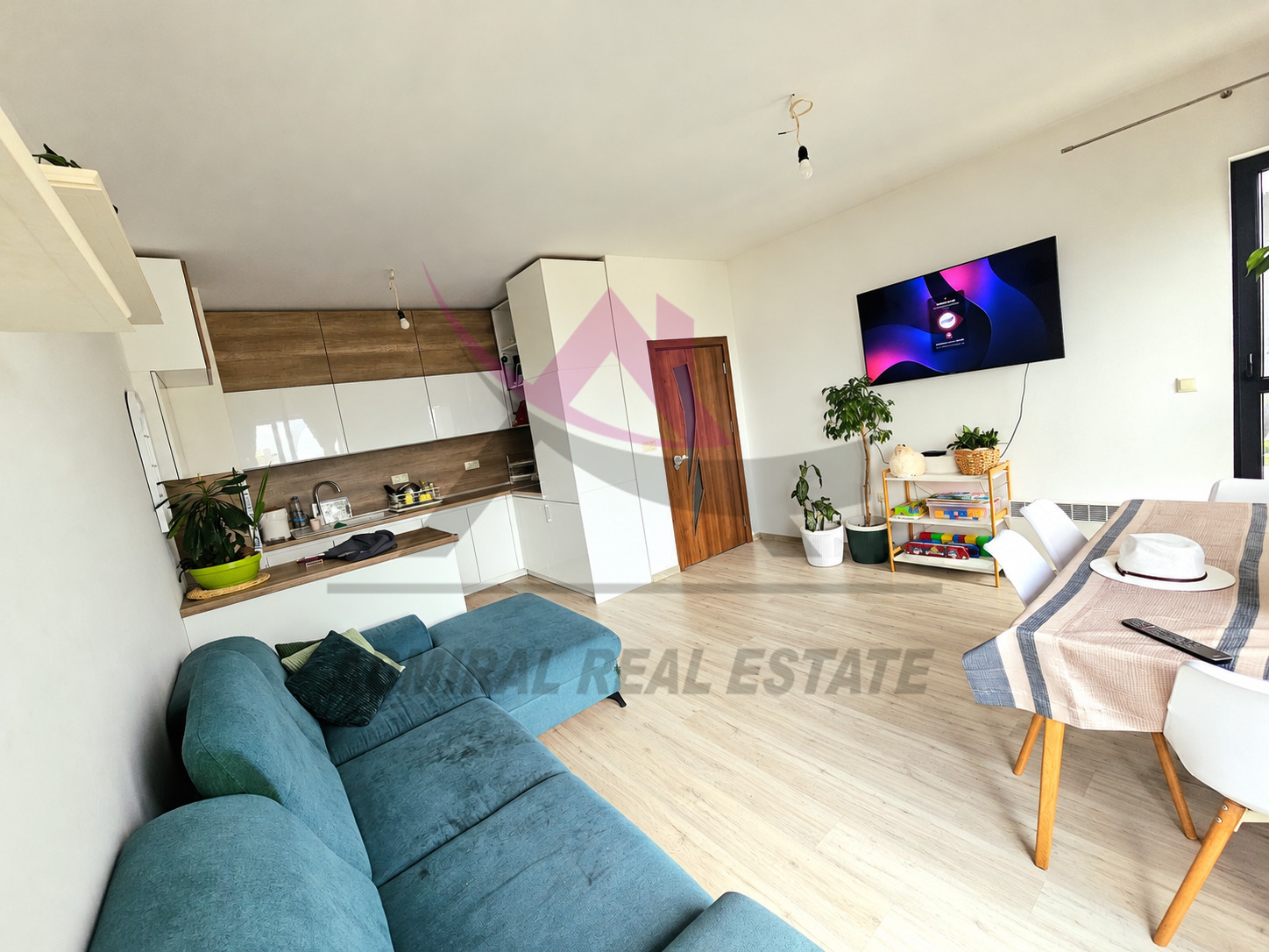 Продава 4-СТАЕН, гр. Варна, Бриз, снимка 2 - Апартаменти - 56562170