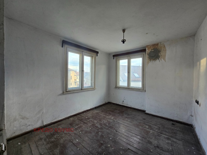 Продава ЕТАЖ ОТ КЪЩА, гр. Велико Търново, Център, снимка 4 - Етаж от къща - 52548686