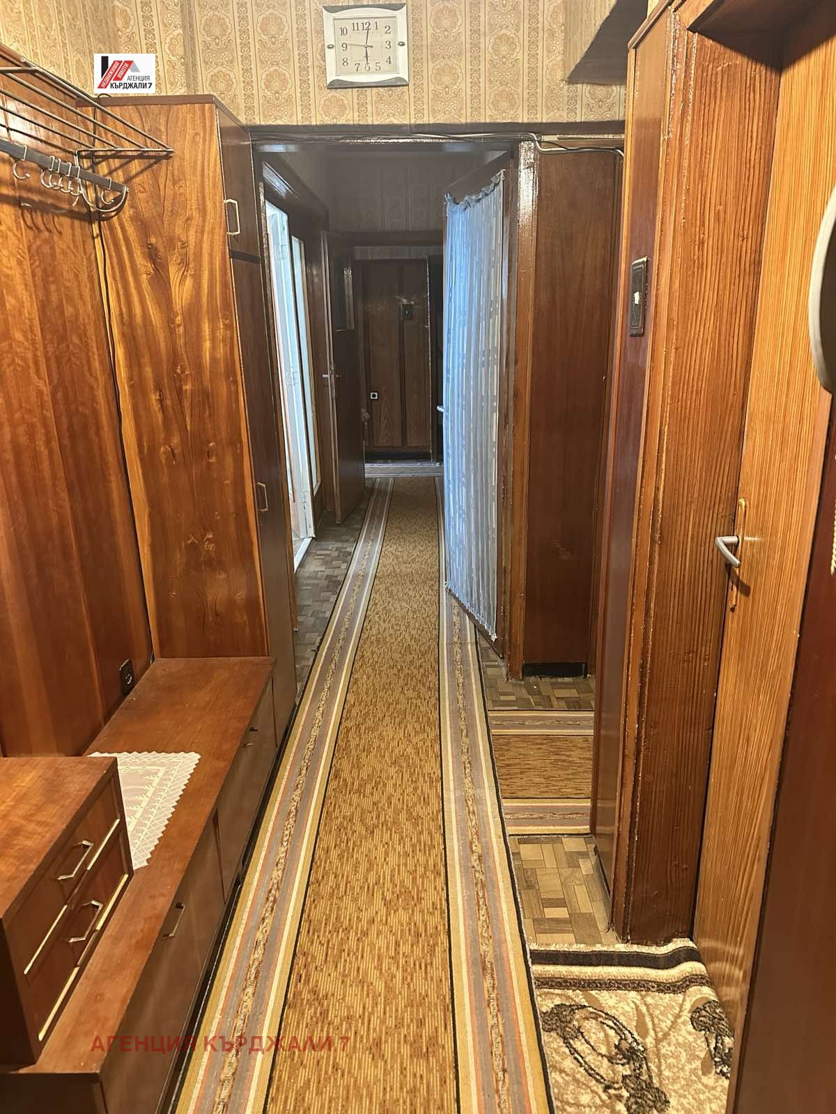 Продава МНОГОСТАЕН, гр. Кърджали, Байкал, снимка 3 - Апартаменти - 54498815