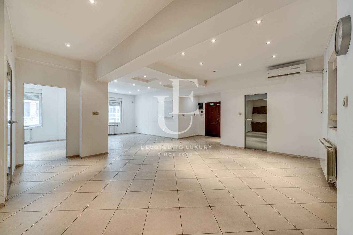 Продава 3-СТАЕН, гр. София, Център, снимка 3 - Апартаменти - 54364285