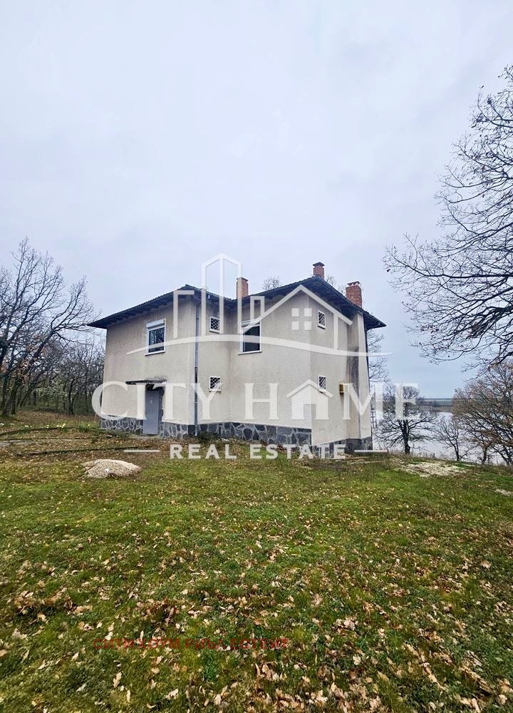 Продава ВИЛА, с. Правище, област Пловдив