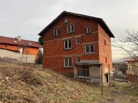 Haus Iztok, Pernik 1