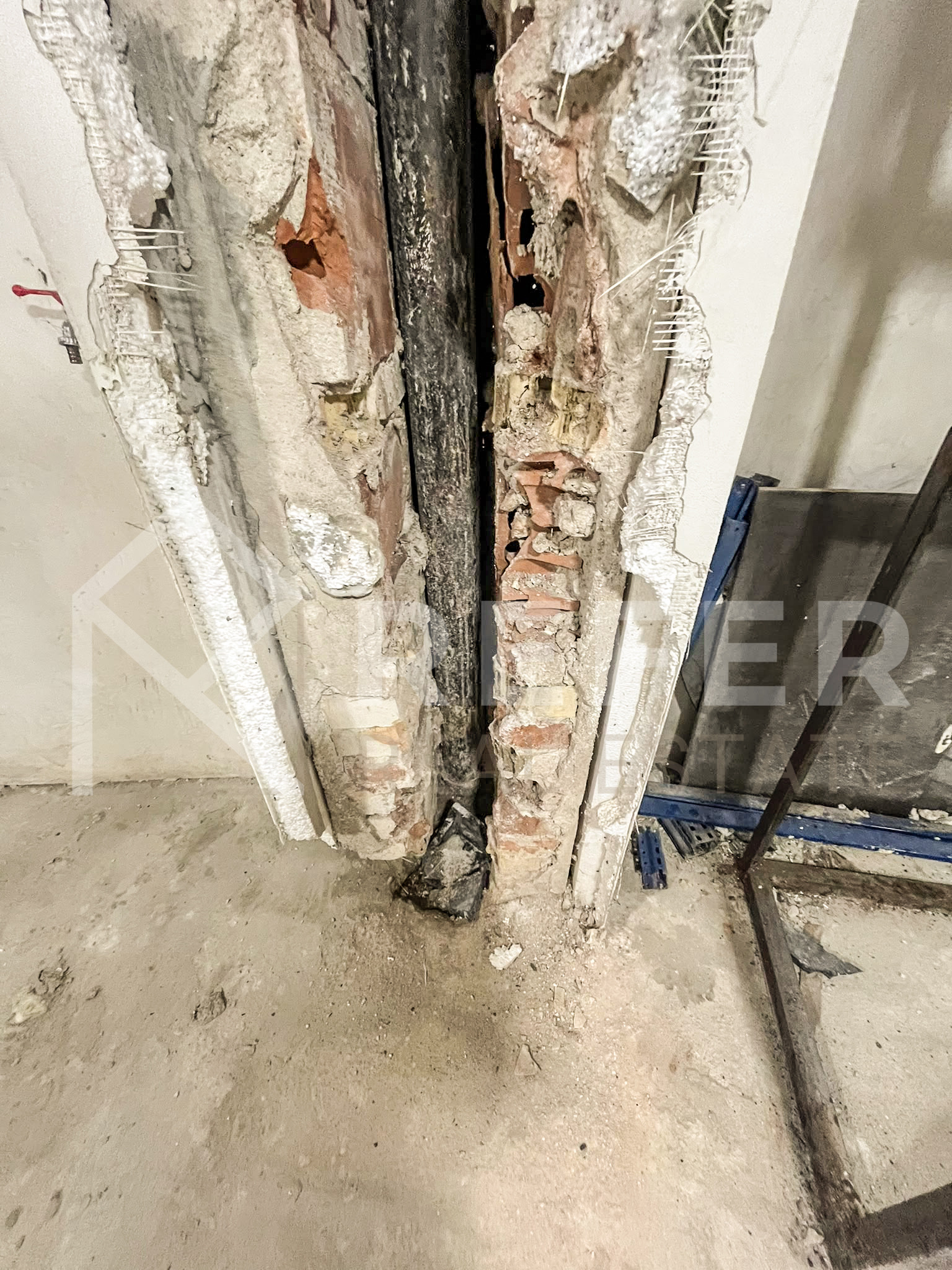 Продава ГАРАЖ, ПАРКОМЯСТО, гр. София, Лагера, снимка 6 - Гаражи и паркоместа - 55031751