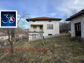 Продажба на имоти в с. Черни Вит, област Ловеч - изображение 1 