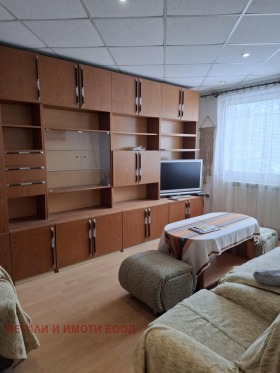 1 chambre Chirok tsentar, Rouse 1