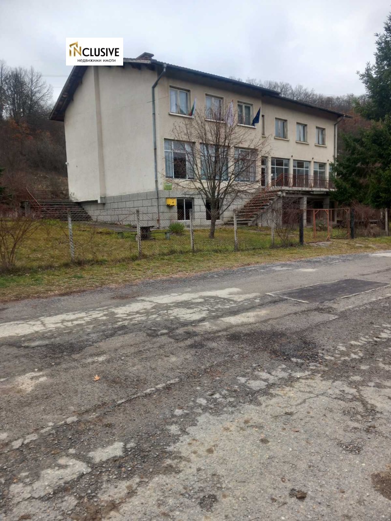 Дава под Наем ПРОМ. ПОМЕЩЕНИЕ в област Перник, с. Углярци - 500 кв.м / 550 € » 1 075.71 лв., ИНКЛУЗИВ БЪЛГАРИЯ АД