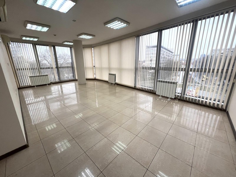 Издаје се  Канцеларија Пловдив , Каршијака , 110 м2 | 55929541