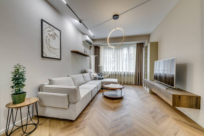 Издаје се  2 спаваће собе Софија , Центар , 107 м2 | 34328670