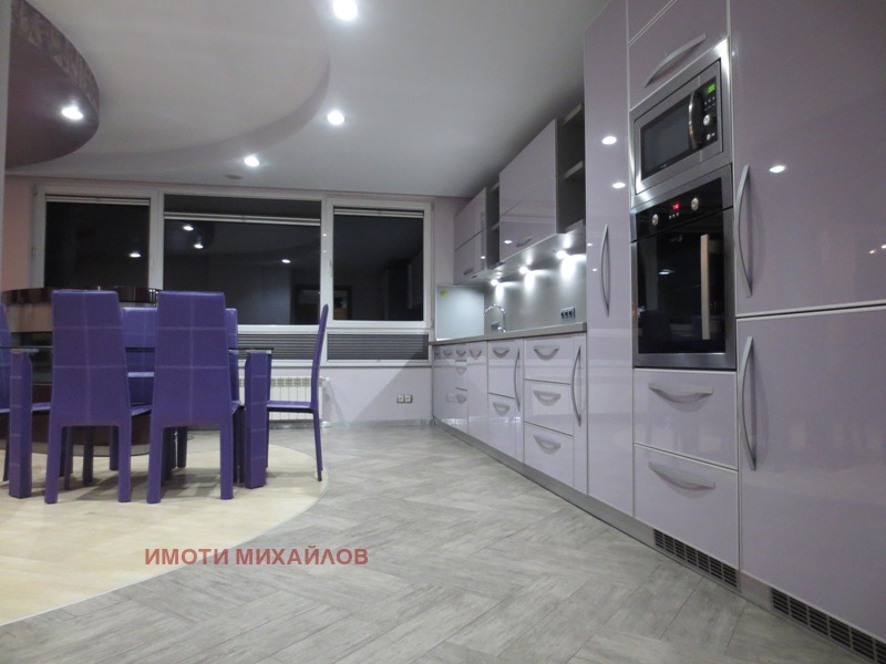 Издаје се  3 спаваће собе Софија , Стрелбиште , 150 м2 | 40978052
