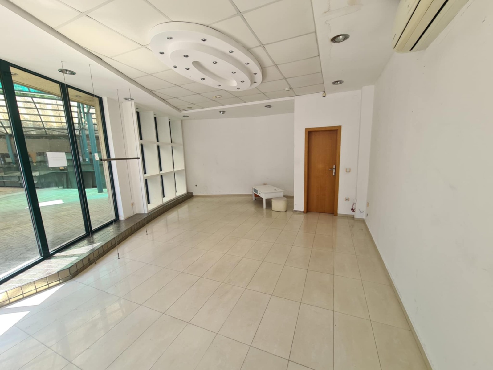 Дава под наем МАГАЗИН, гр. Хасково, Център, снимка 2 - Магазини - 53676105