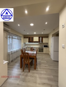 3+ chambres Chirok tsentar, Pleven