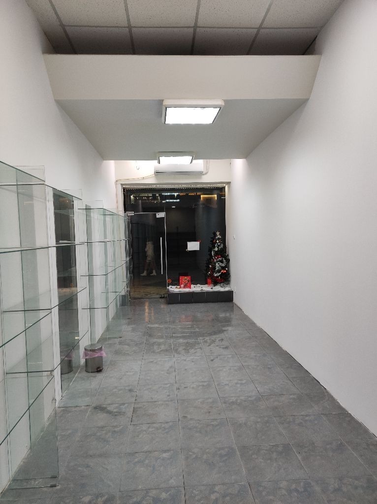 Дава под наем МАГАЗИН, гр. Шумен, Център, снимка 4 - Магазини - 52591077