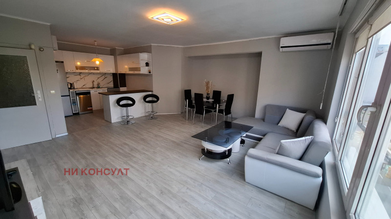 Издаје се  2 спаваће собе Софија , Центар , 85 м2 | 11487117