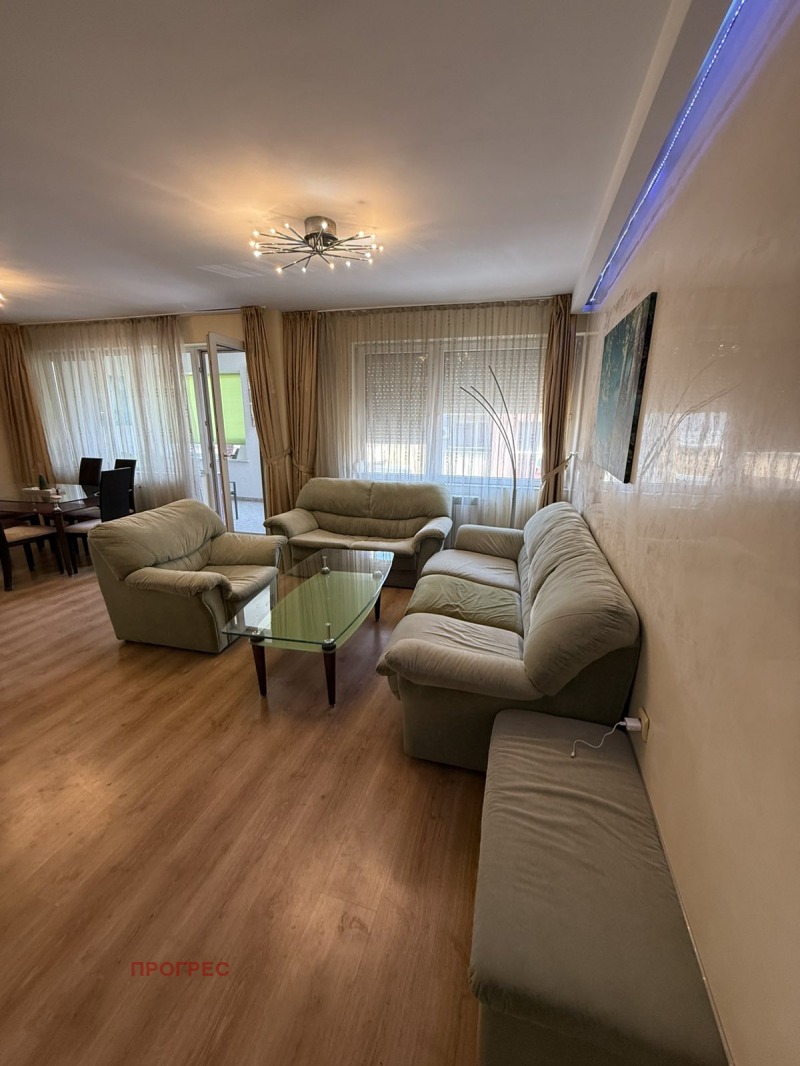 Zu vermieten  3 Schlafzimmer Plowdiw , Karschijaka , 145 qm | 15619499