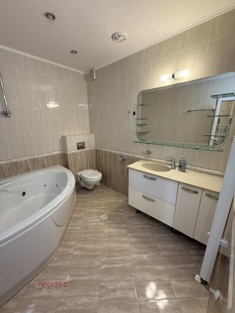Zu vermieten  3 Schlafzimmer Plowdiw , Karschijaka , 145 qm | 15619499 - Bild [16]