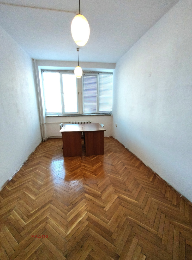 Дава под Наем ОФИС в град Враца, Център - 12 кв.м / 90 € » 176.02 лв., ЕЛАДА